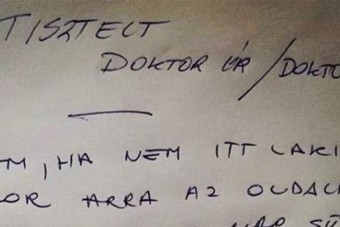 Szélvédőre kapott üzenetet egy magyar orvos