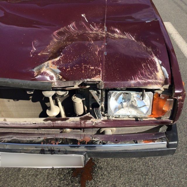 Para lehetett, amikor a Lada géptetőn csattant a súlyos csatornafedél 3 | Vezess Para lehetett, amikor a Lada géptetőn csattant a súlyos csatornafedél 3