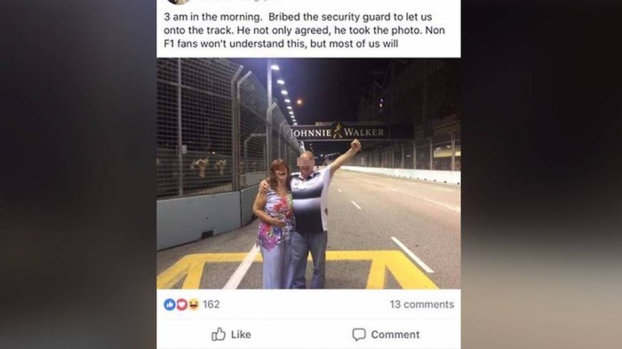 F1: A lezárt szingapúri pályán fotózkodott egy pár 1 | Vezess F1: A lezárt szingapúri pályán fotózkodott egy pár 1