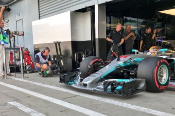 F1: Hamilton lazán verte a Ferrarikat