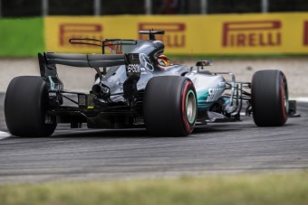 F1: A Mercedes tagadja a sumákolást