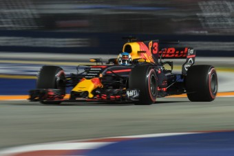 F1: Red Bull-uralom Szingapúrban, Vettel falat bontott