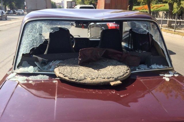 Para lehetett, amikor a Lada géptetőn csattant a súlyos csatornafedél 2