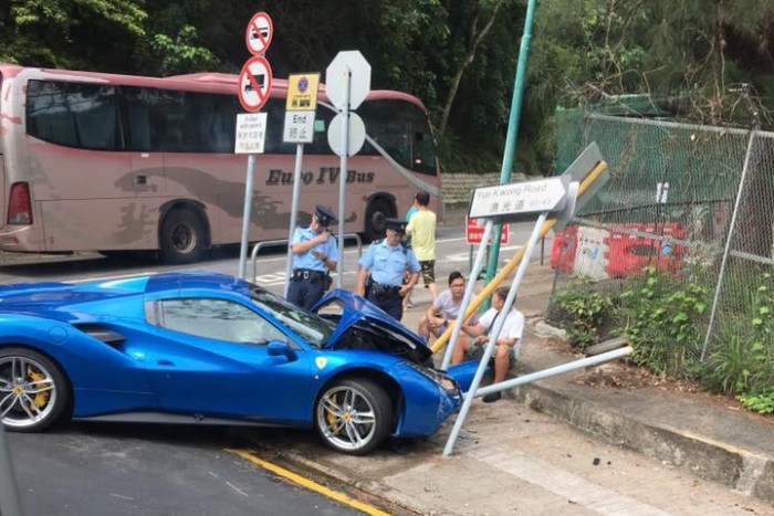 Törött autó lett a türelmetlen ferraris jutalma
