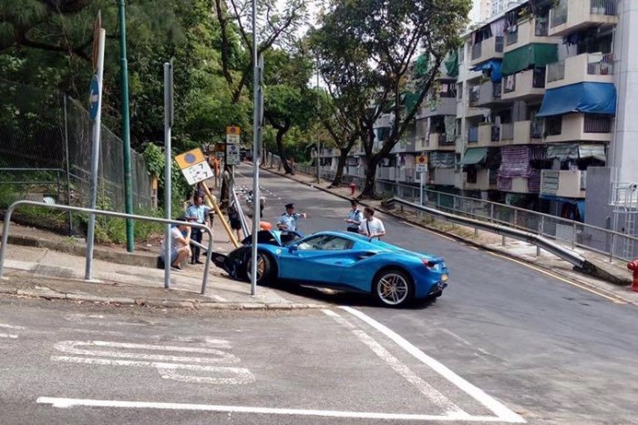 Törött autó lett a türelmetlen ferraris jutalma 1