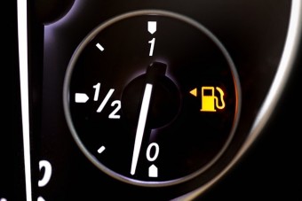 Kieshet a Mercedesből az üzemanyagtartály