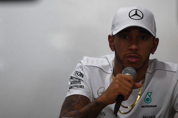 F1: Hamilton önként masírozik az aknamezőre