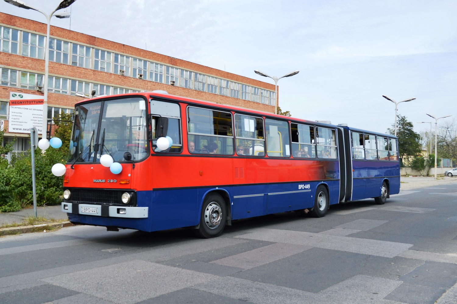 Te tudtad, miért ilyen színűek a budapesti buszok? 12