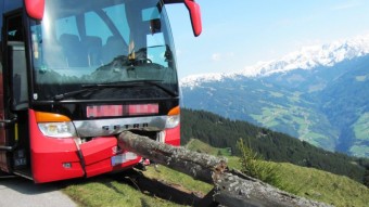 A szakadék szélén állította meg a buszt az utas - fotó