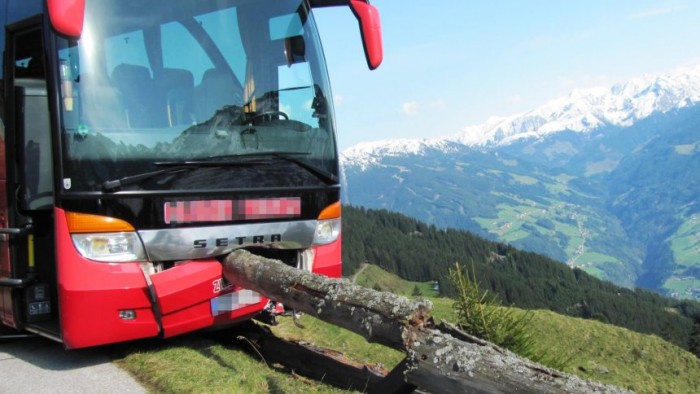 A szakadék szélén állította meg a buszt az utas – fotó