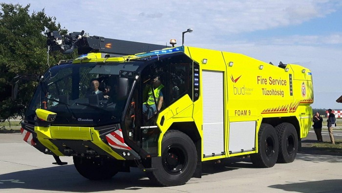 Csúcstechnikát képviselő tűzoltóautók állnak szolgálatba a ferihegyi reptéren 1
