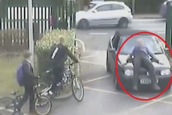 Elgázolta az apuka a tanárt, mert nem engedte be a parkolóba