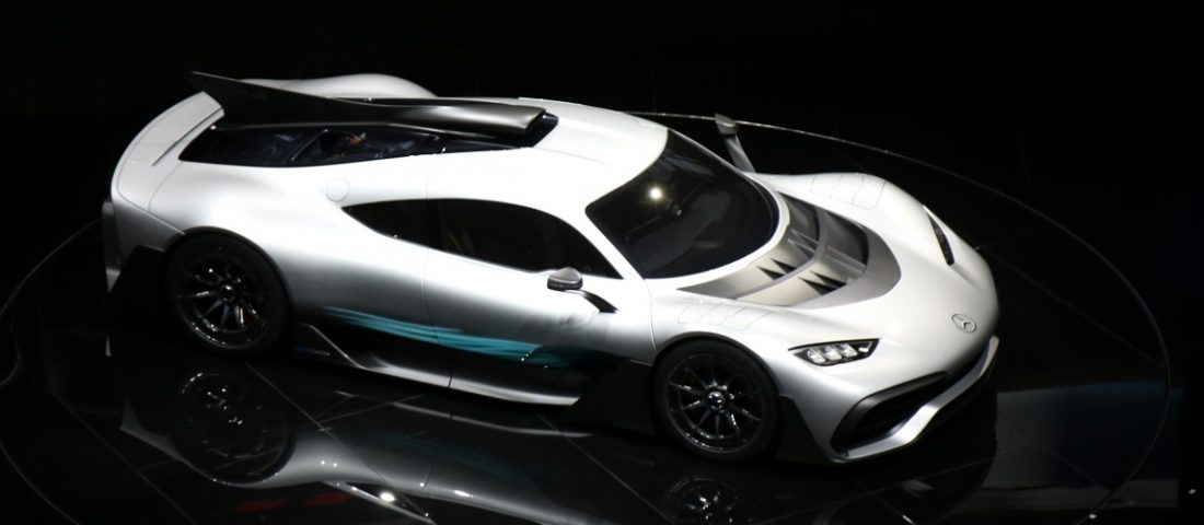 A Mercedes utcai ruhába öltöztette Lewis Hamilton autóját