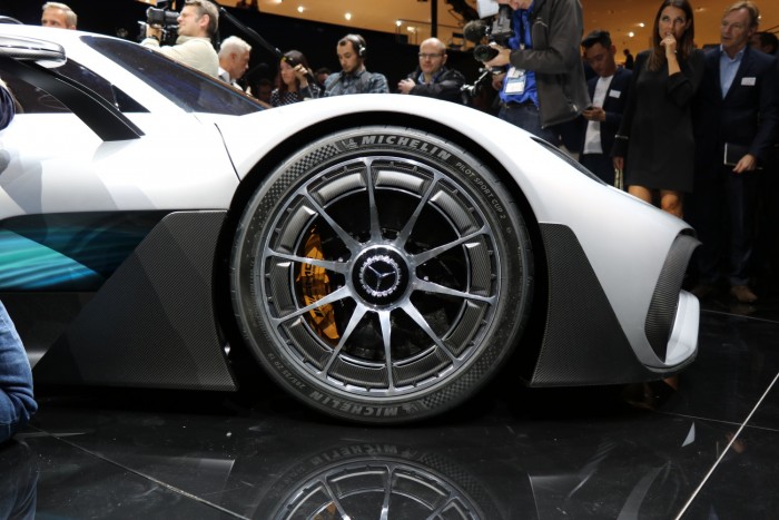A Mercedes utcai ruhába öltöztette Lewis Hamilton autóját 2 A Mercedes utcai ruhába öltöztette Lewis Hamilton autóját 2