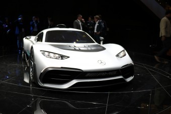 A Mercedes utcai ruhába öltöztette Lewis Hamilton autóját