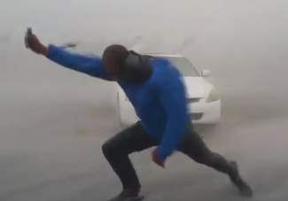Videóra vette, ahogy a hurrikán közepén kiszáll az autóból
