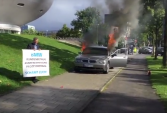A BMW-székház előtt gyújtotta fel saját autóját