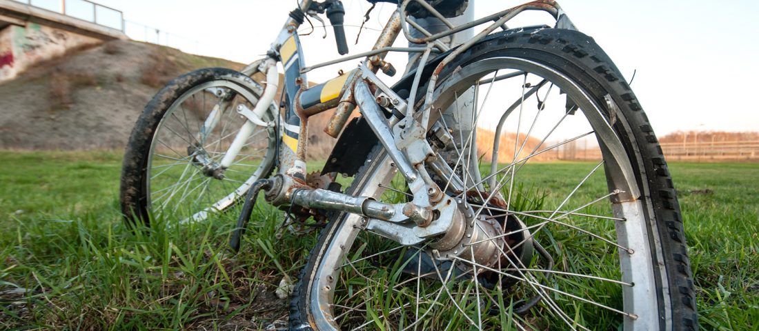 A semmiből került elő ez a kerékpáros?   