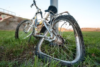 A semmiből került elő ez a kerékpáros?   