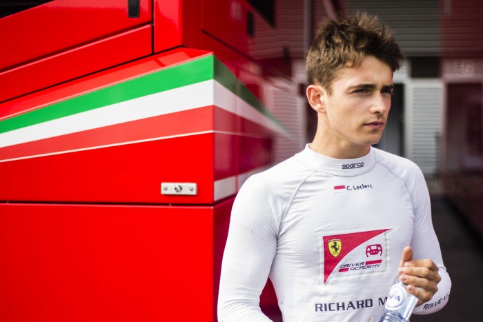 Ezt látni kell: a pályán, a volánnál videózott telefonnal az F1-újonc