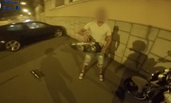 Úgy törte össze magát a pirostól kilövő golfos, hogy a motoros nem is versenyzett vele