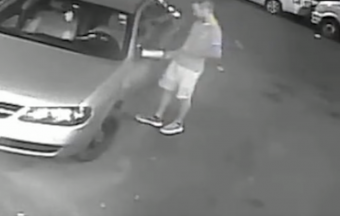 Ezt a besurranó autótolvajt keresi a rendőrség