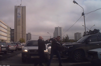 Cammogó gyalogos és autós között tört ki kegyetlen balhé a semmin