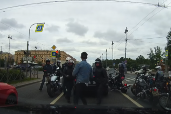 Rémisztő videó: motoros banda támadt egy autósra