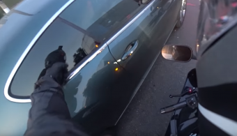 Kidobták a szemetet a Bentley utasai, a motoros nem hagyta annyiban