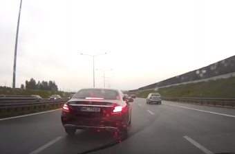 Ilyen, ha egy primitív, de agresszív tahó siet az autópályán