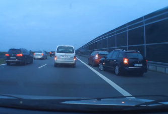 Őrült leckéztetésbe kezdett a dugóban álló toyotás, a leállósáv bunkóit oktatta