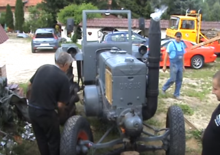 Valódi szertartás, ahogy beindítják ezt az öreg traktort