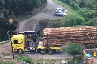 Elsőre azt hinnéd, eltévedt a kamionos, pedig vérprofin oldja meg a helyzetet
