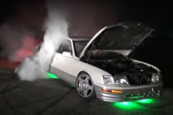 Nézd meg, ahogy hülyegyerekek megpróbálnak kinyírni egy autót