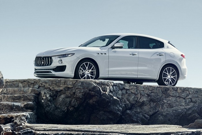 Kieshet a Mercedesből az üzemanyagtartály 1 | Vezess Kieshet a Mercedesből az üzemanyagtartály 1