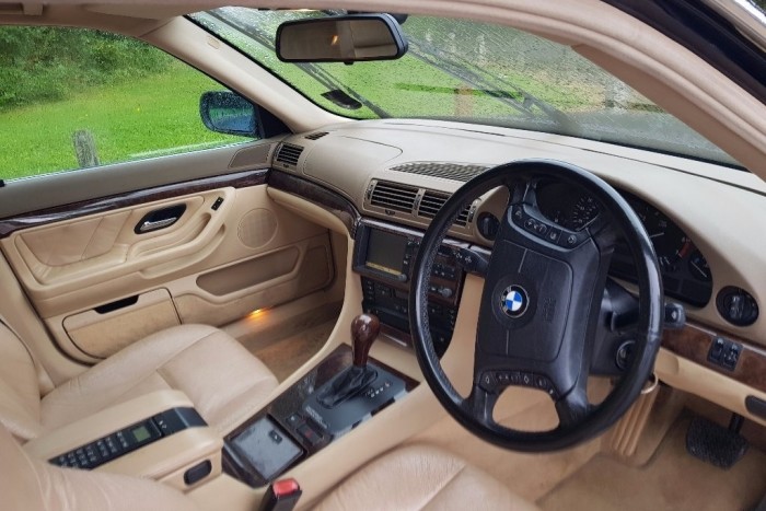 Luxusautót is lehet venni az új iPhone árából, amiben még telefon is van 6