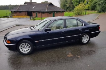 Luxusautót is lehet venni az új iPhone árából, amiben még telefon is van