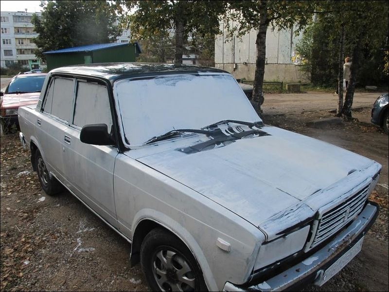 Festékkel álltak bosszút egy fűre parkoló autóson 3