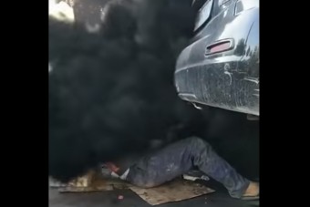 Koromfelhőben úszó szerelőn röhög az internet