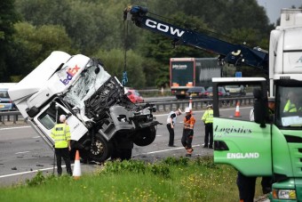 A sztrádán aludt, nyolc ember halálát okozta a kamionos