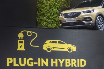 Hibrid szabadidő-autót készít az Opel
