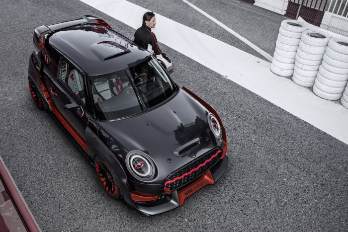 Utcai versenyautó-rémálom Miniből 6