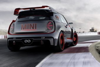 Utcai versenyautó-rémálom Miniből