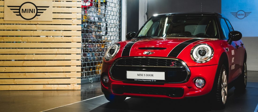 Magyar színházba jár a MINI