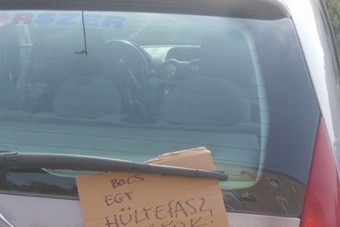 Trágár, de őszinte üzenetet hagyott saját szélvédőjén egy várpalotai autós
