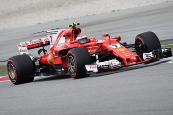 F1: Vettel lerobbant, Verstappen ütközött, szenved a Mercedes