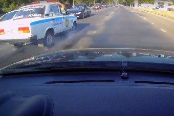 Videón, ahogy frontálisan ütközik egy Lada rendőrautó
