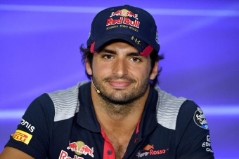 F1: A Red Bull 2019-re visszaveheti Sainzot