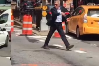 Harrison Ford kiakadt a dugó miatt, ezért elkezdte irányítani a forgalmat