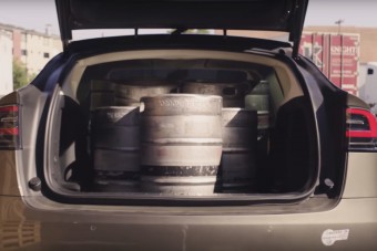 Szerinted hány söröshordó fér be egy Teslába?